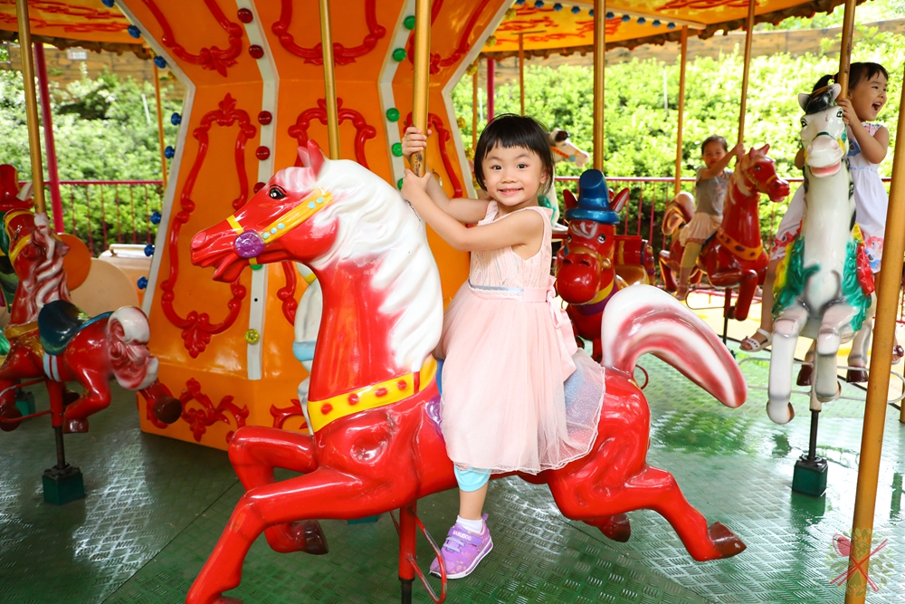 暑假带孩子逛公园,带孩子玩跳楼