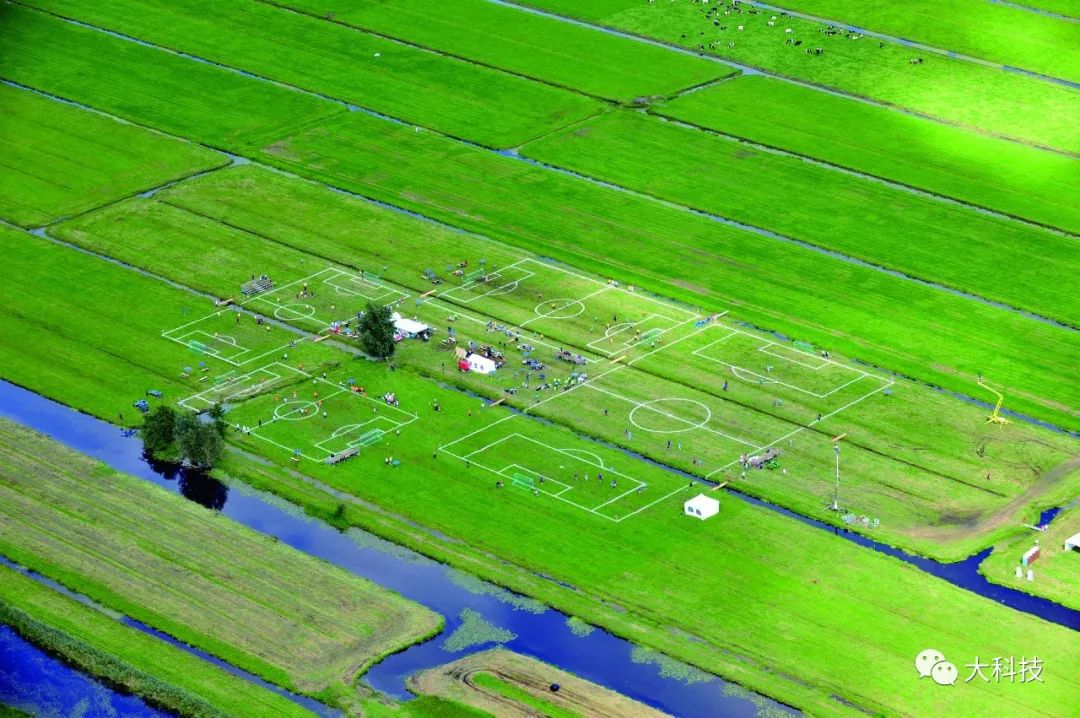 足球场奇葩时刻集锦,世界上最奇葩的球场