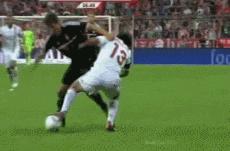 我们除了负责踢球，还负责搞笑，球场上的逗比瞬间