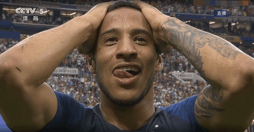 世界杯决赛颁奖仪式后感动场面,世界杯决赛上的暖心瞬间