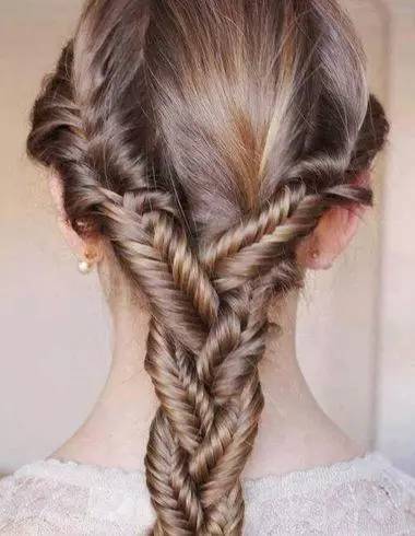 一款附有知性女神气质的编发教程,减龄好看的侧编发教学简单好上手