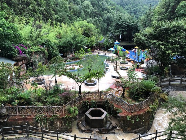 腾冲凤凰宝集泡温泉,腾冲民宿泡温泉推荐