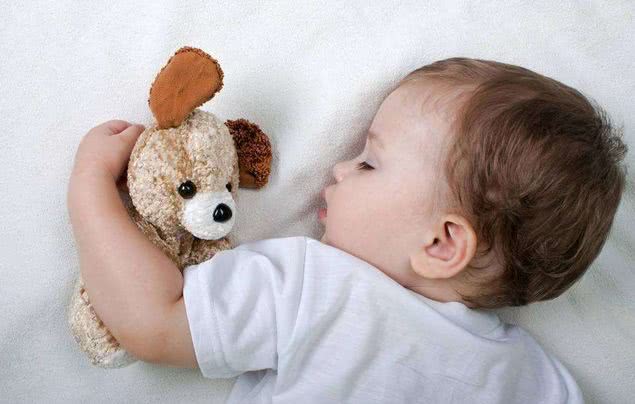 小屁孩晚上睡觉不踏实,怎么哄小屁孩快速入睡