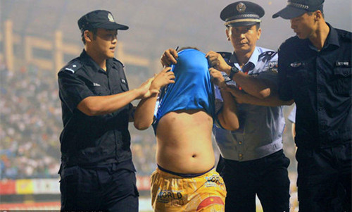足球史上十大球迷冲进球场,足球最激烈的比赛中国球迷群殴