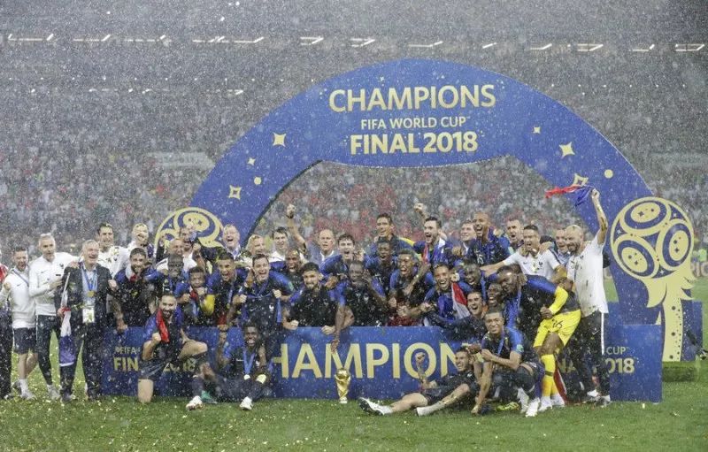 故主登基！法国队雨中捧杯，青春风暴席卷全球