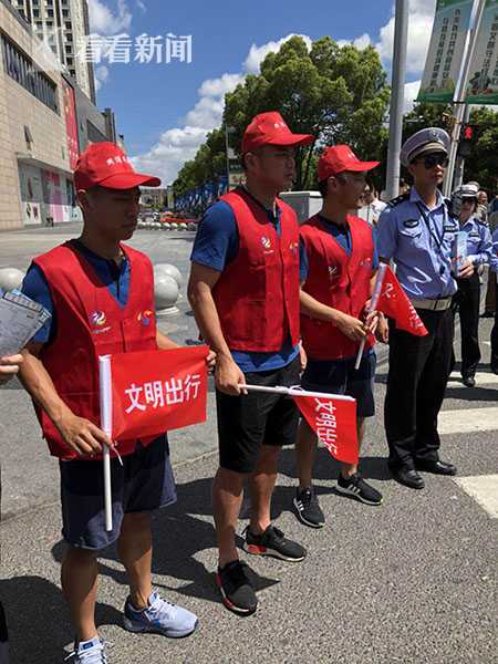 上海申花队员“客串”交通志愿者呼吁公众关注文明出行