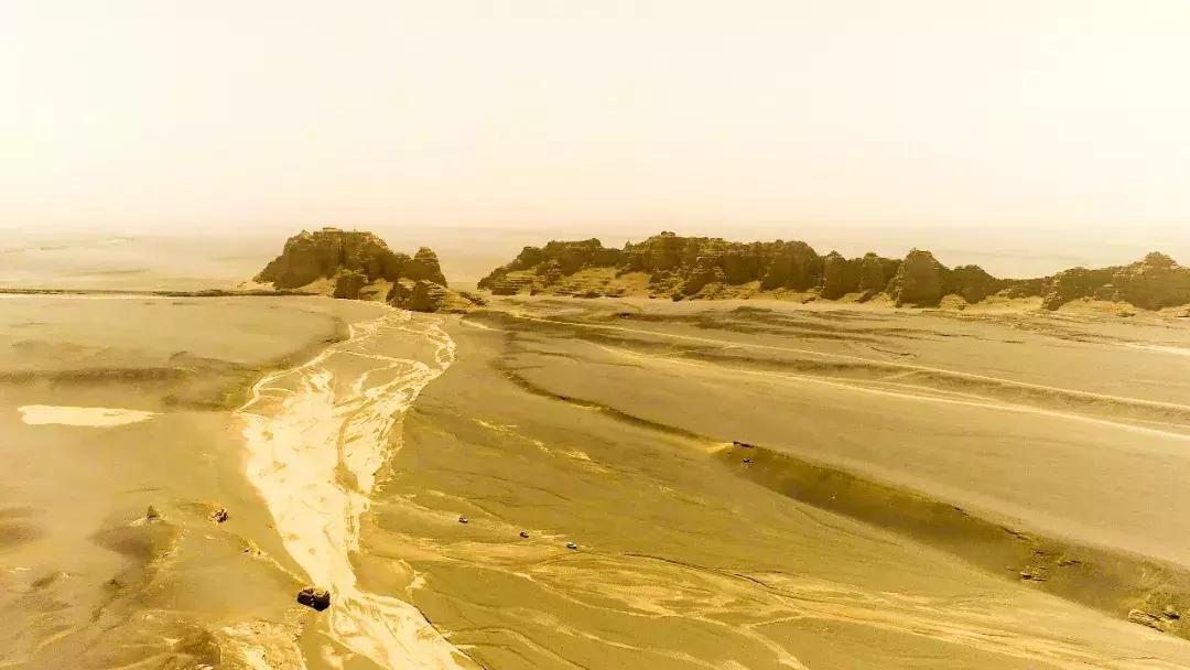 沙漠里把车开到起飞，这才是男人该玩的游戏｜远途心路