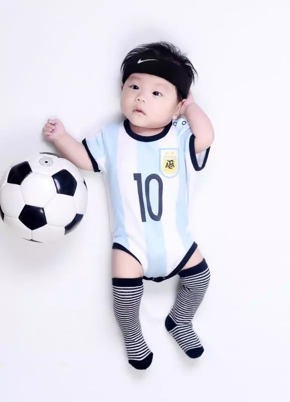 发宝贝踢足球照片的朋友圈,孩子踢足球得奖发朋友圈