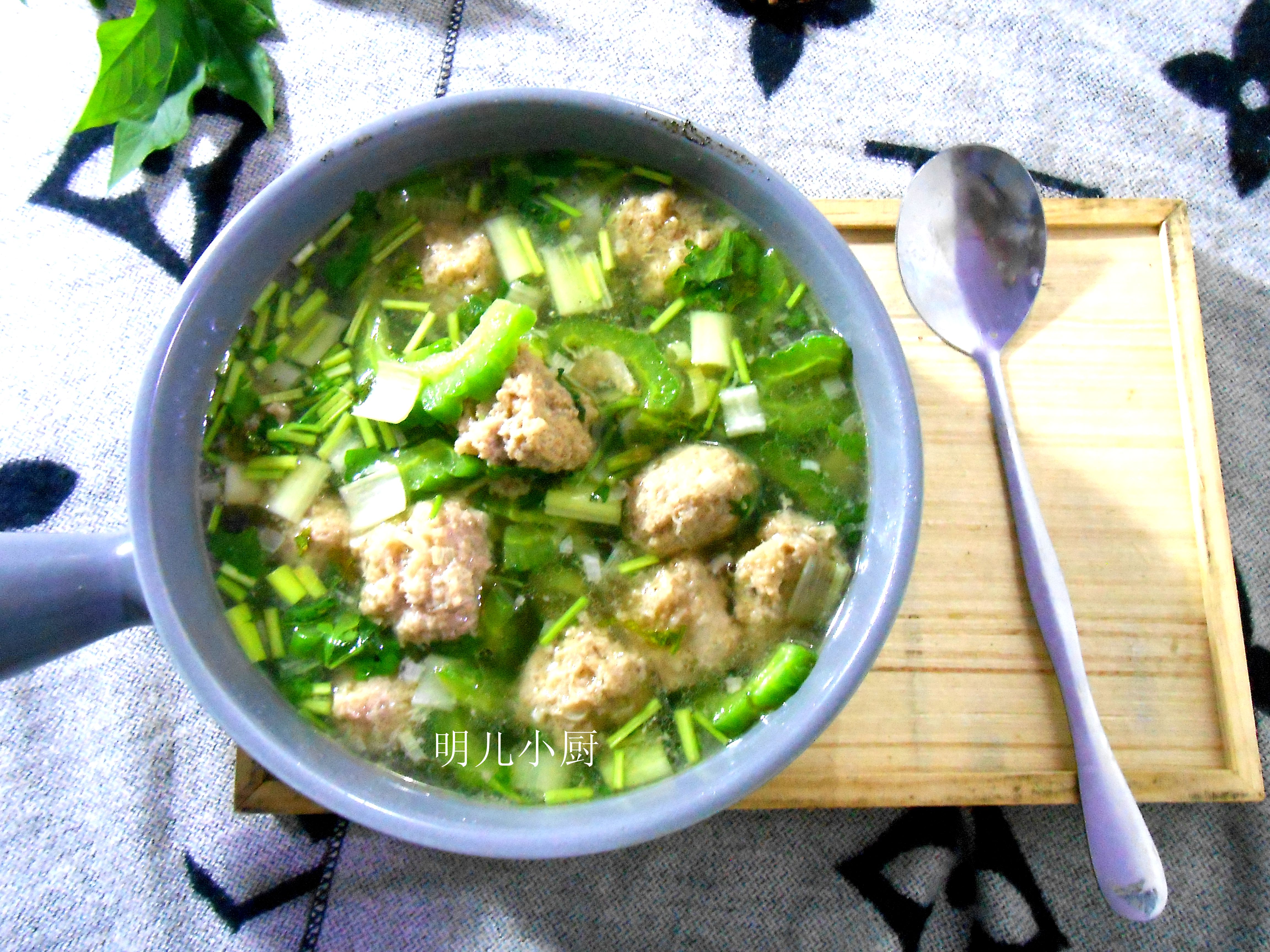 馄饨馅做汤,用馄饨料包做美食