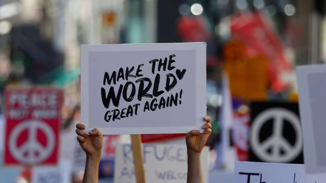 普京迟到、特朗普挤眼睛、记者会上赠球……“普特会”有哪些细节？