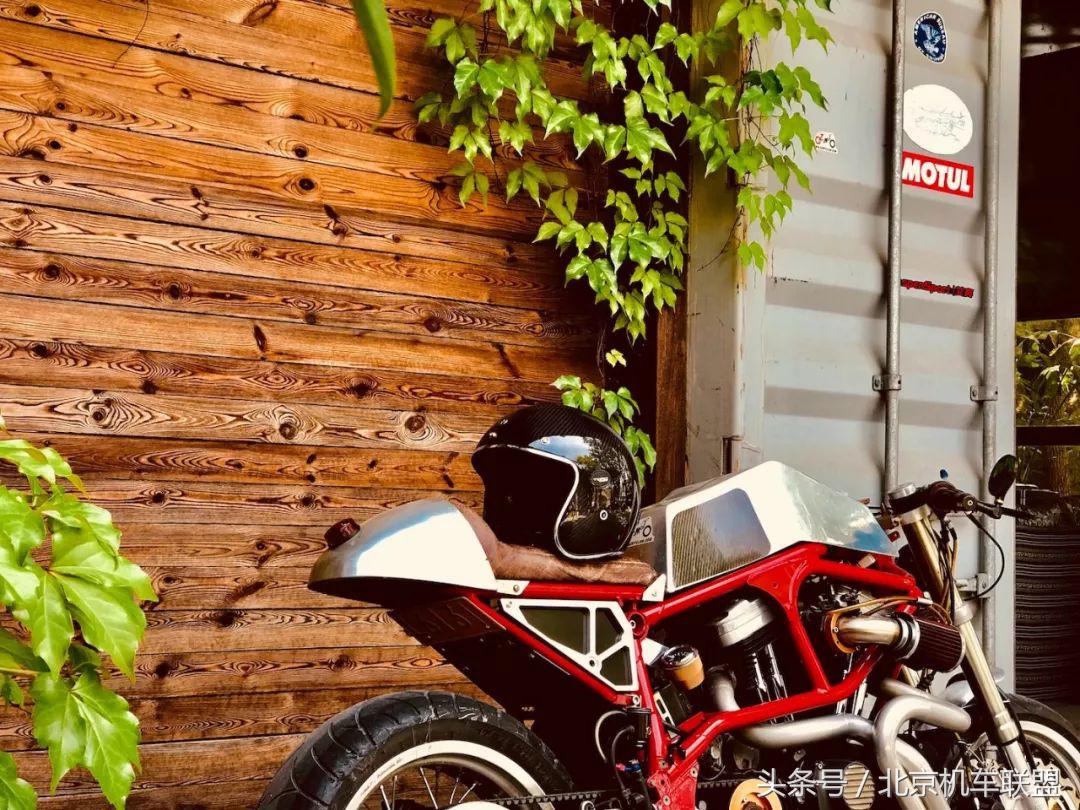 TORC碳纤复古盔确实有点不一样、材质、做工都不错、颜值也可以