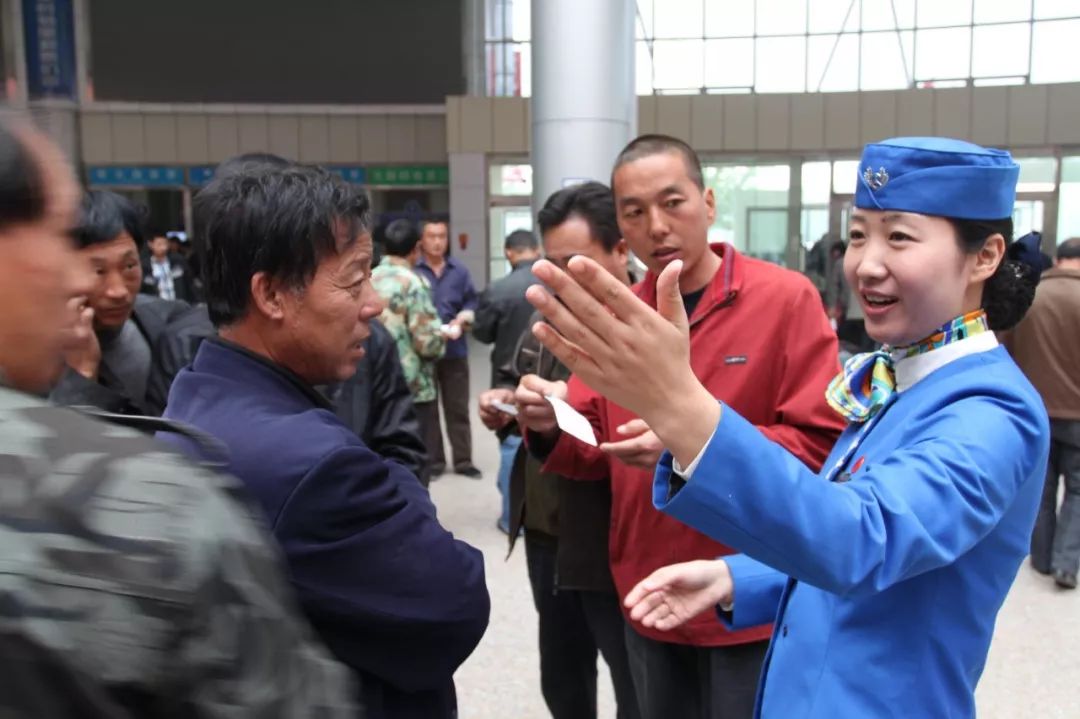 坚守岗位的空姐,平凡英雄南航空姐