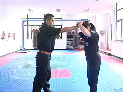 男子躲厕所拿镜子*窥偷**女租客竟连小伙子也不放过