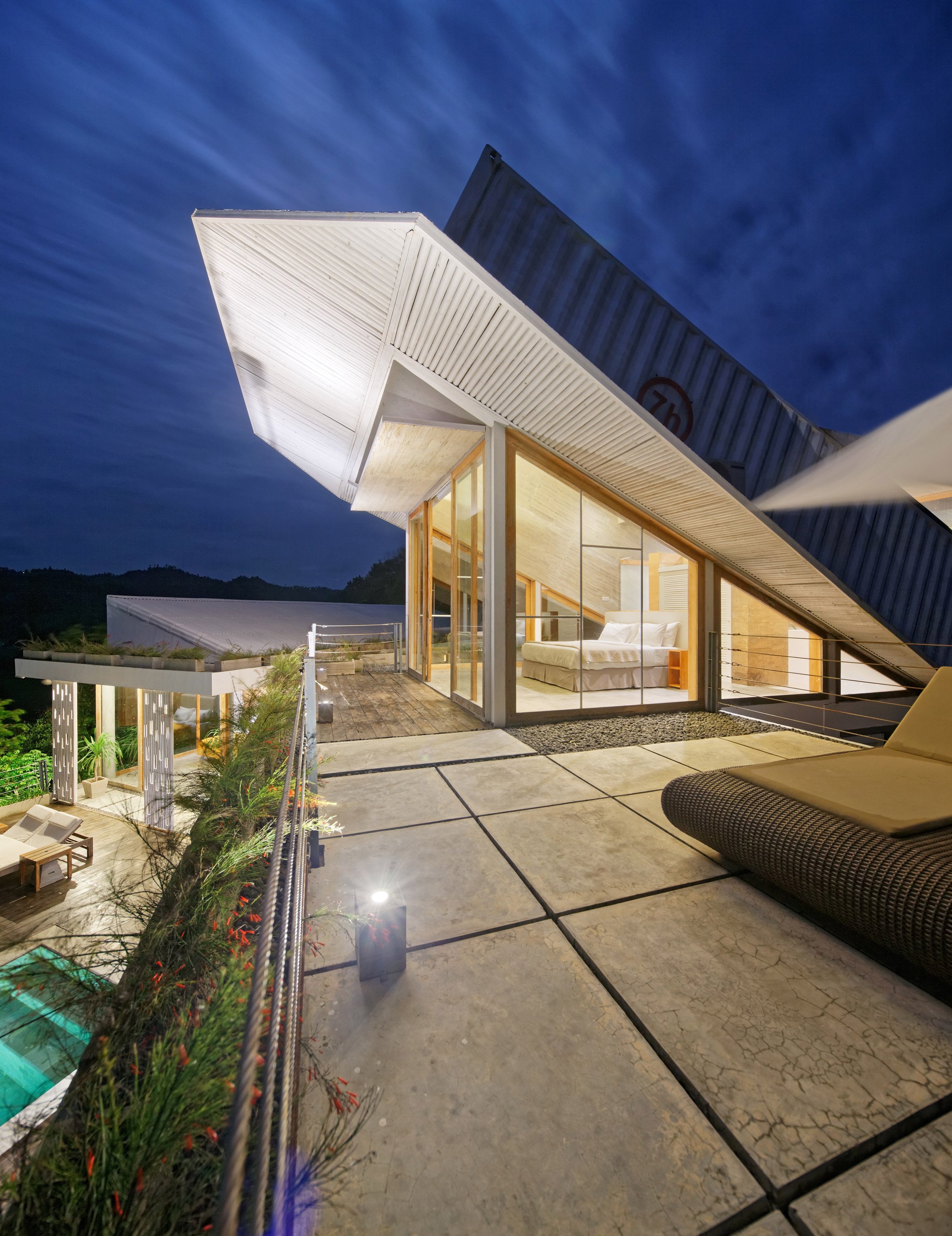 脑洞大开创意十足的集装箱改造,集装箱顶部做阳台