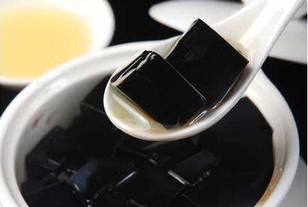 烧仙草龟苓膏冰粉的制作过程,冰粉龟苓膏的制作方法全过程