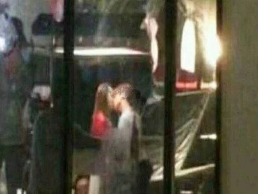 鹿晗和关晓彤甜蜜暴击花絮接吻,鹿晗和关晓彤甜蜜暴击吻戏花絮