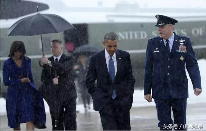 只因在人群中孤零零一把伞，坏了普大帝的“完美名节”