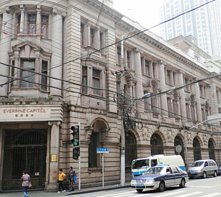 一位戏精老板，一场资本运作的神迹