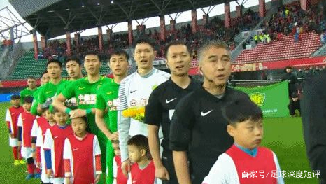 为什么每个球员都要带一个球童,为什么要牵着球童出来