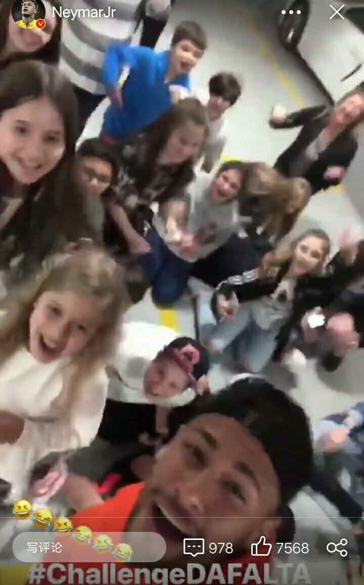 内马尔被犯规一笑而过,内马尔被犯规笑了