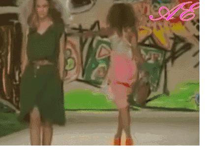 模特t台走秀跌倒视频,模特t台摔倒看着都疼