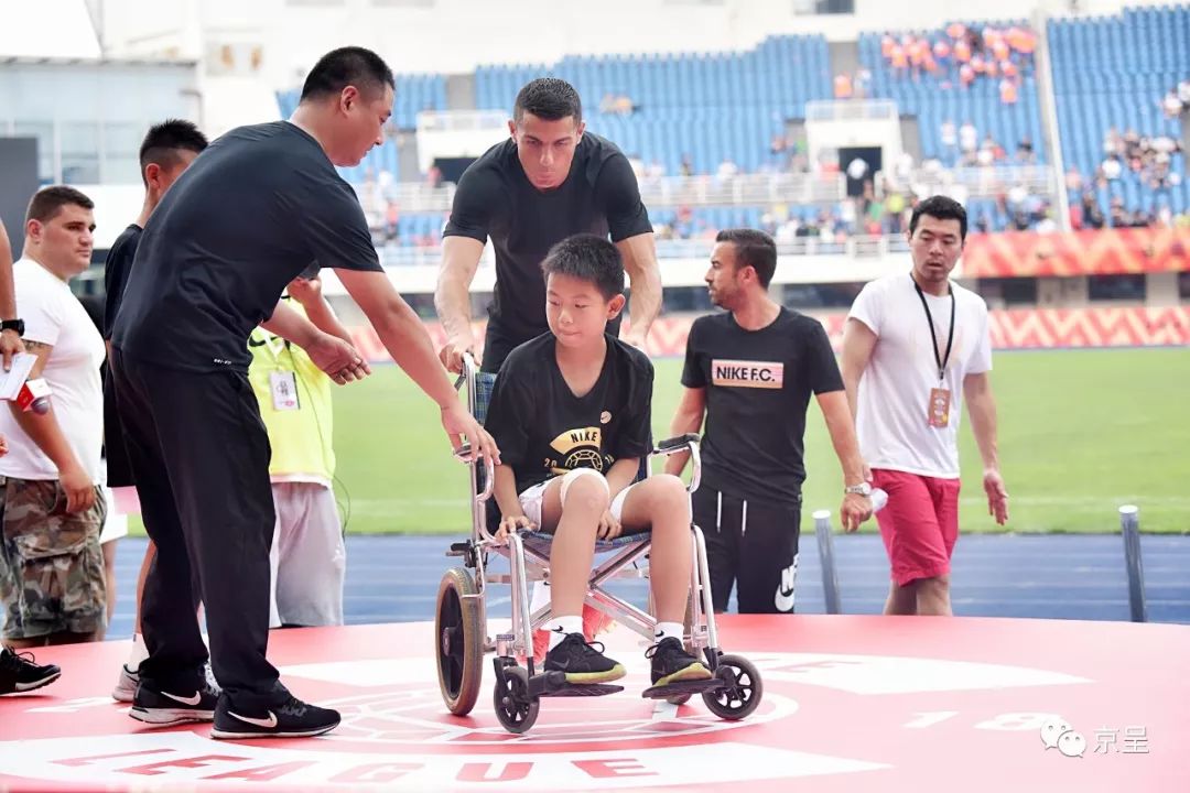 球迷冲入球场拥抱c罗击掌,小球童和c罗击掌后的反应