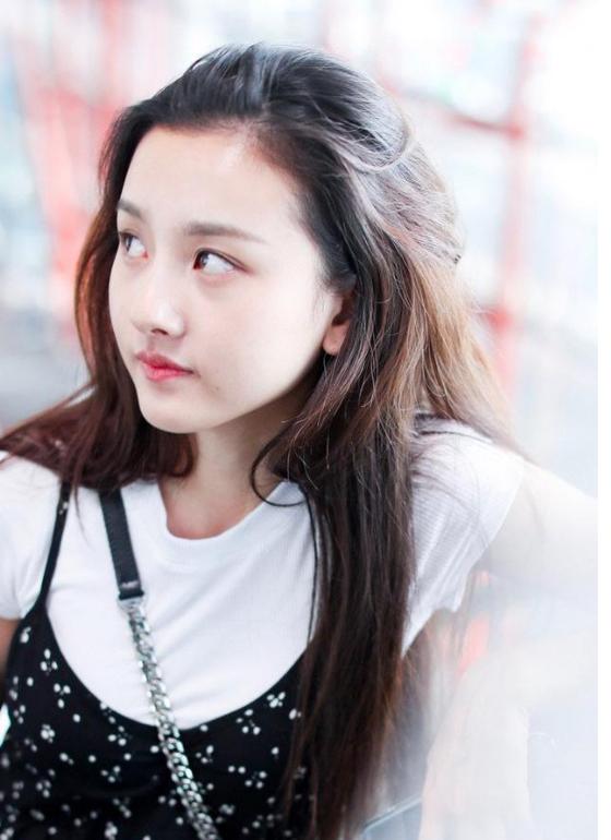 宋祖儿机场清纯甜美少女穿搭照片,宋祖儿最新穿衣打扮