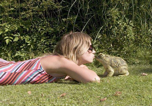 这种蛙竟然把蝌蚪背到树上养?蝌蚪们在树上能吃些什么呢?