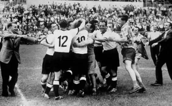 足球不只是一项运动英文,足球的确是一个有温度的运动