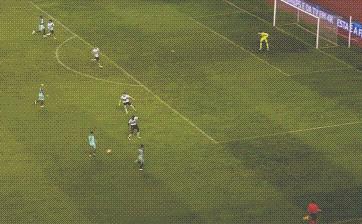 卡洛斯的惊世任意球动态,足坛逆天过人动作