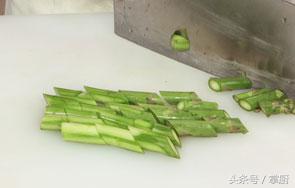 清炒青芦笋做法简单又好吃,清炒芦笋的做法大全家常窍门