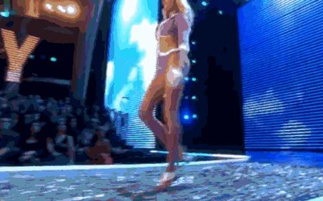 模特在t台上摔跤对她有什么影响,模特t台秀摔倒