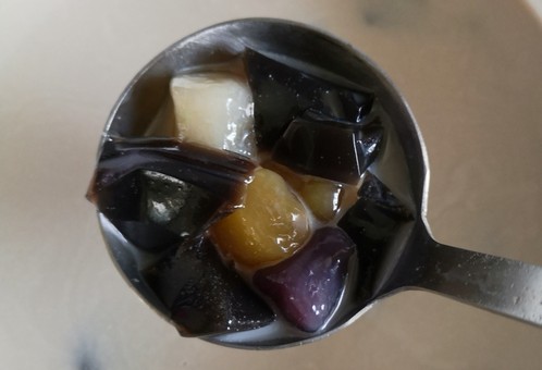 龟苓膏芋圆椰奶,做了一份超级治愈的龟苓膏甜品