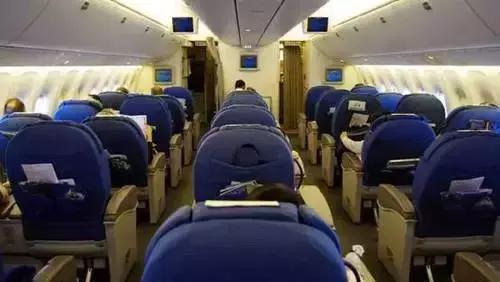 坐飞机座位是随机还是自己选座,坐飞机看风景选哪里的座位