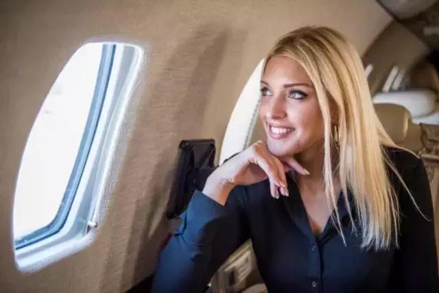 坐飞机座位是随机还是自己选座,坐飞机看风景选哪里的座位