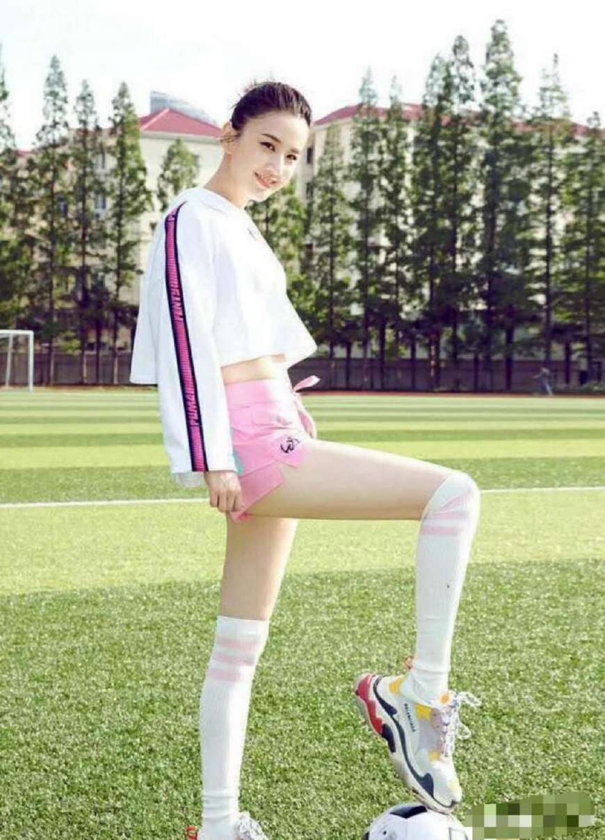 黄圣依变身足球宝贝图片,黄圣依关晓彤足球装