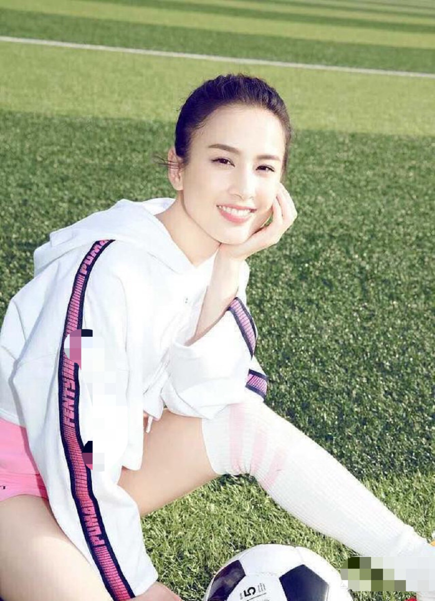 黄圣依变身足球宝贝图片,黄圣依关晓彤足球装