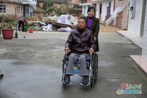 芦溪“轮椅哥”欧阳晖摇着轮椅播洒爱心用坚强和大爱为贫弱乡亲守望幸福