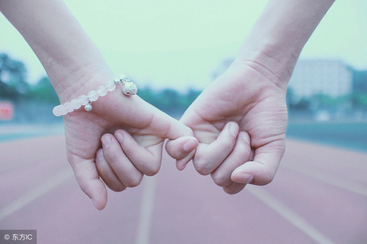 恋爱中女孩子应该向男生要钱吗,谈恋爱的时候女生经常向男生要钱