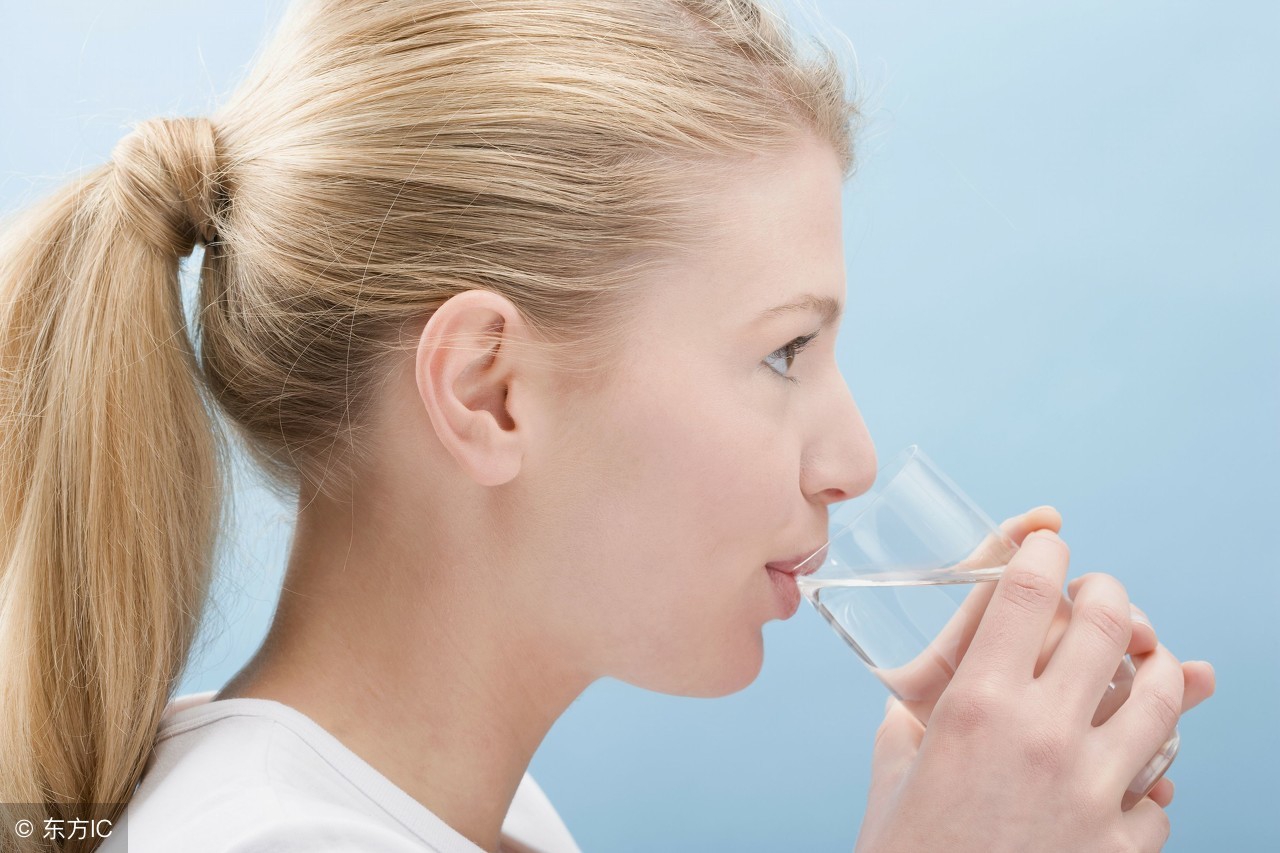 脸部脱皮发红发痒一招解决,脸部容易红和痒什么原因