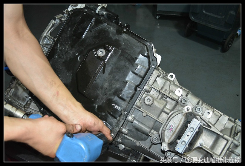 奥迪7速双离合变速箱维修技师独家揭秘，维修加价的奥秘