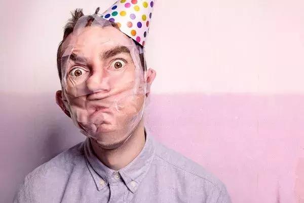 可怕！她把痔疮膏当眼霜涂了以后……差点儿毁容了！