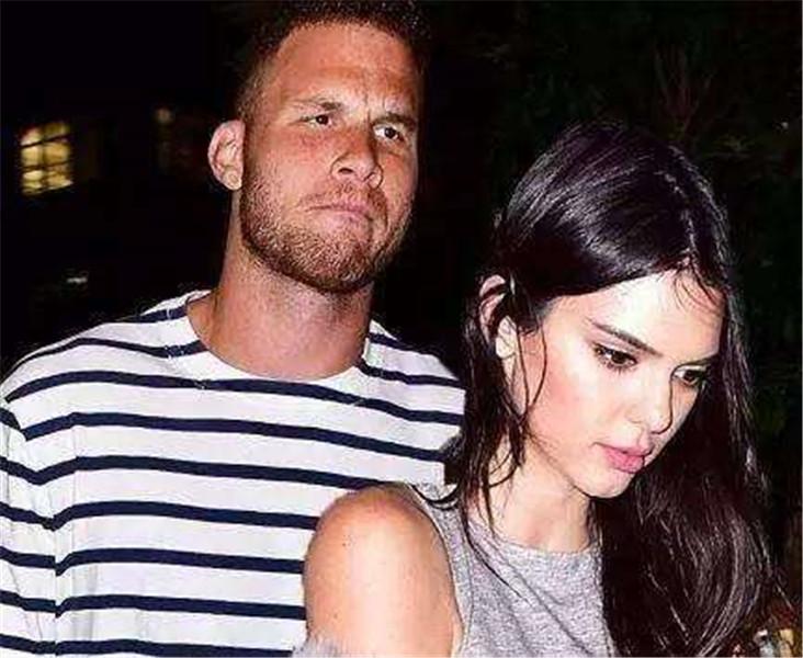 吸烟有害运动生涯？超巨和女友海边度假他抽的不是雪茄是香烟