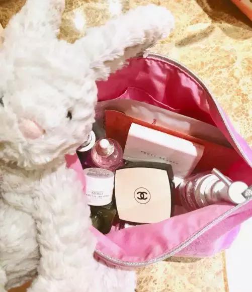 她用200万面霜公开打脸小红书女星？娱乐圈化妆品同款扒料！