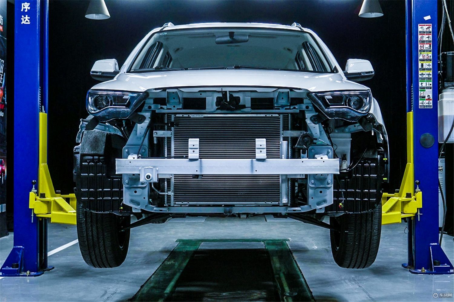 大飙车奔腾x40前后防撞梁,奔腾x40后高位刹车拆解