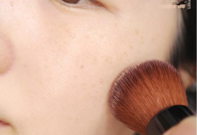 雅诗兰黛沁水粉底液夏天适合用吗,雅诗兰黛粉底液适合秋冬天吗