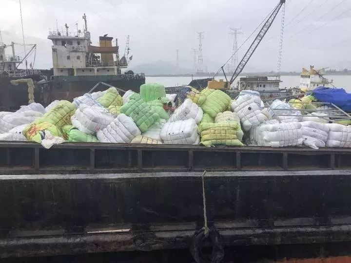 「恶心」数百吨韩国人扔掉的旧衣服被截获！你淘来的名牌货，可能来自太平间……