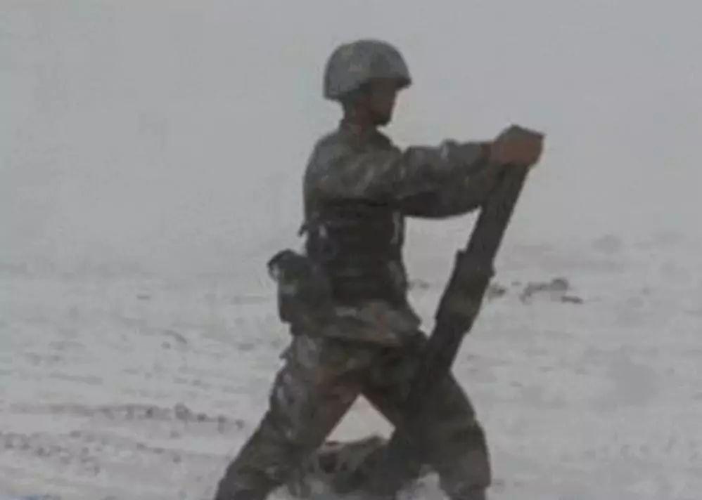 只有先进*器武**才能披三色编制袋！解放军现在还用哪些土法子？