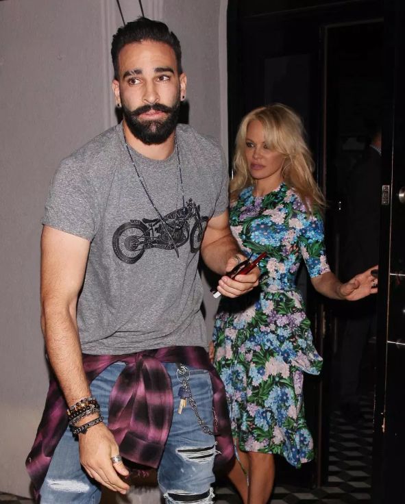 她曾结婚3次，和前夫相识4天闪婚！如今和小自己18岁的法国脚相恋