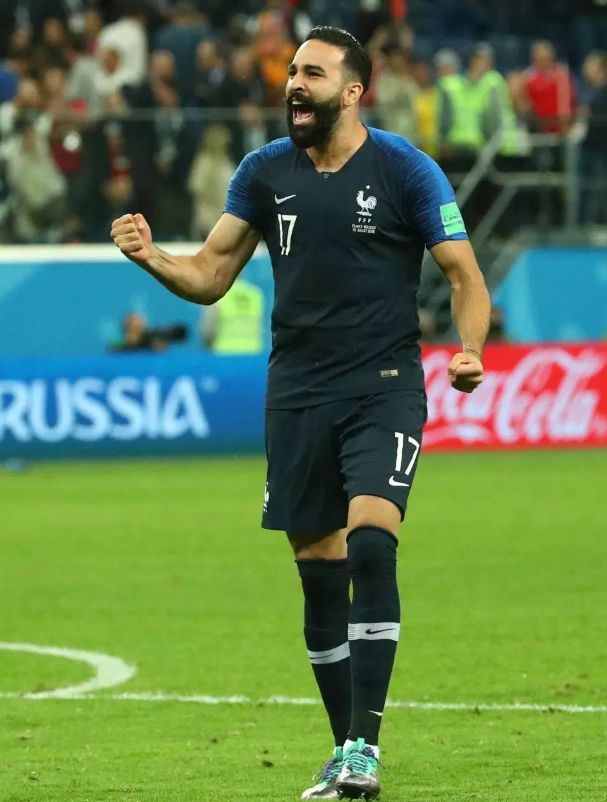 她曾结婚3次，和前夫相识4天闪婚！如今和小自己18岁的法国脚相恋